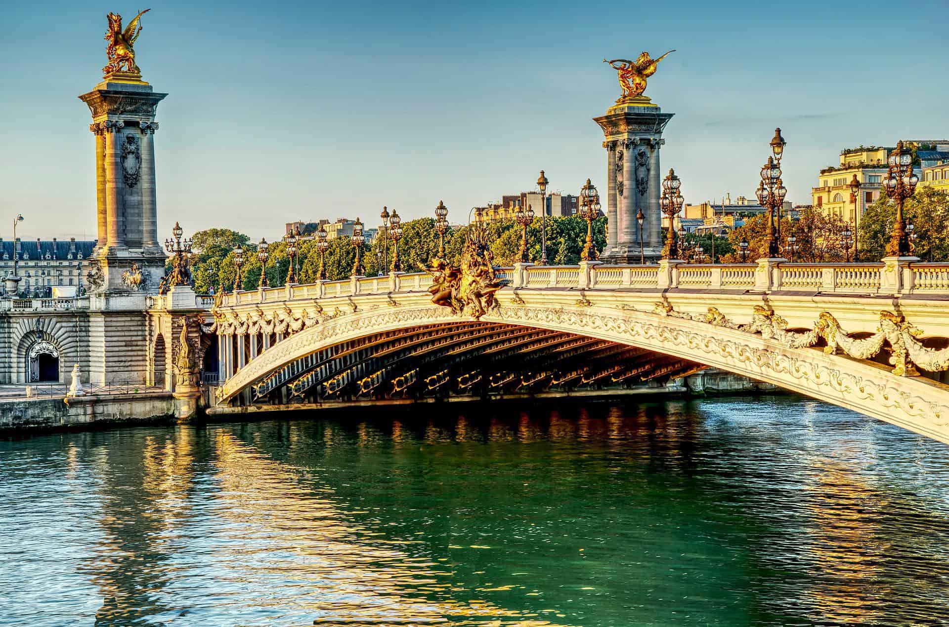 Navigating Paris: A photo of Pont Alexandre III